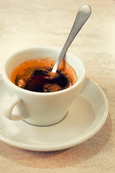 Caffè con cucchiaio interno, vista laterale — Foto Stock