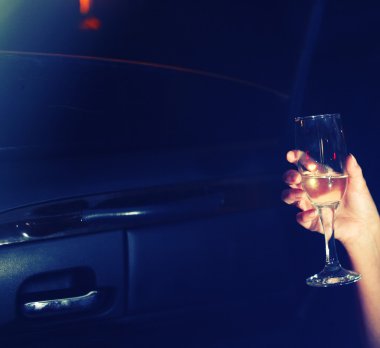 Cam, beyaz şarap kadın el araba içinde karanlıkta