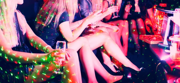 Many girl legs in night club toned — Stock Photo, Image