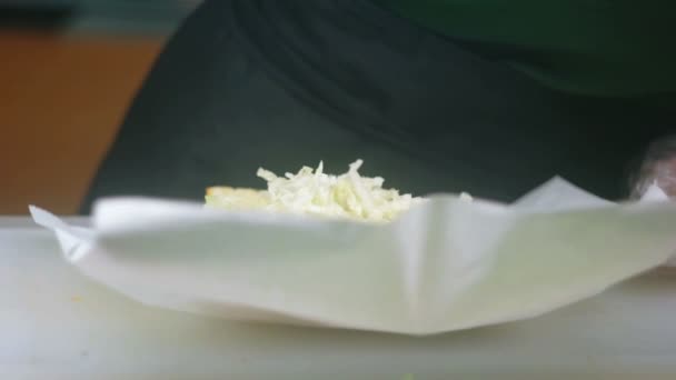Добавление смеси тунца в сэндвич на бумаге — стоковое видео