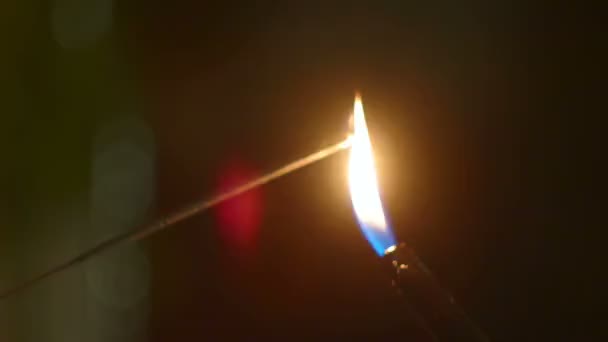 Feu du Bengale sur fond noir 