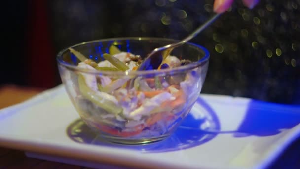 Μακροεντολή που τρώει σαλάτα Κίνα σε σκοτεινό δωμάτιο — Αρχείο Βίντεο