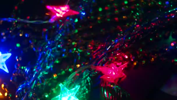 Preparando Decoraciones de Navidad. Iluminación guirnalda decoración parpadeo bokeh fondo — Vídeo de stock