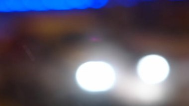Ufuk bulanık soyut ışıkları ile gece trafikten ön planda kar