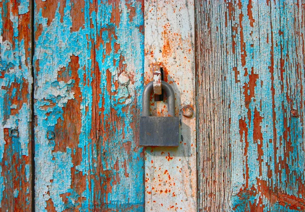 风化锁定木制门漆成了蓝色 — 图库照片