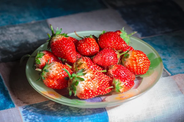 Erdbeeren in Schale auf dem Tisch — Stockfoto