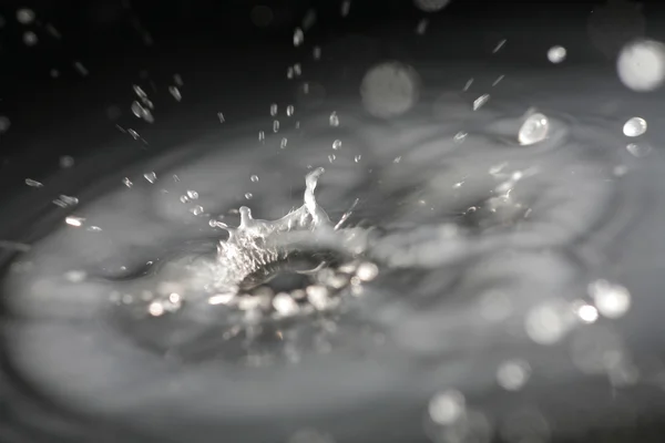 Splash di corona di latte sulla superficie scura — Foto Stock