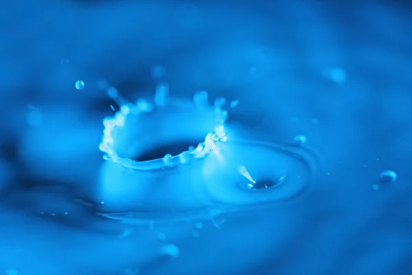 蓝色的液体溅 — 图库照片