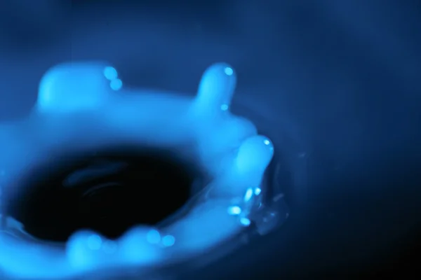 青い液体クラウン マクロ — ストック写真