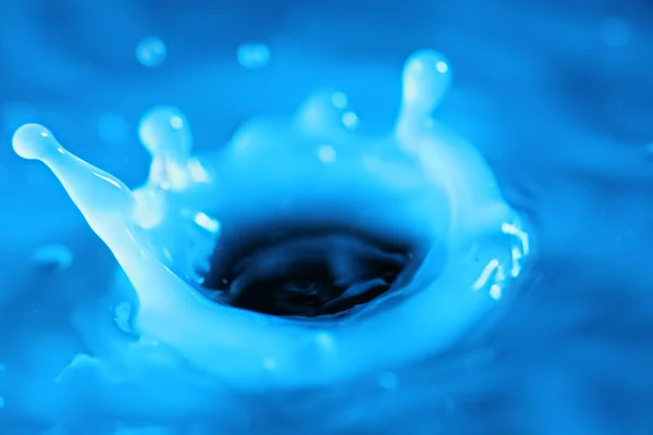 Корона синего жидкого макроса, выбранного в фокусе — стоковое фото