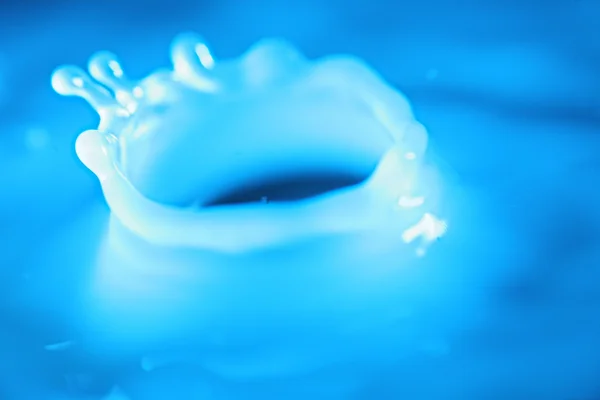 青い水のソフト フォーカスのスプラッシュ ショット — ストック写真