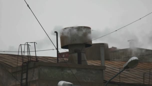 Techo de la vieja planta de energía con vapor volar sobre — Vídeo de stock