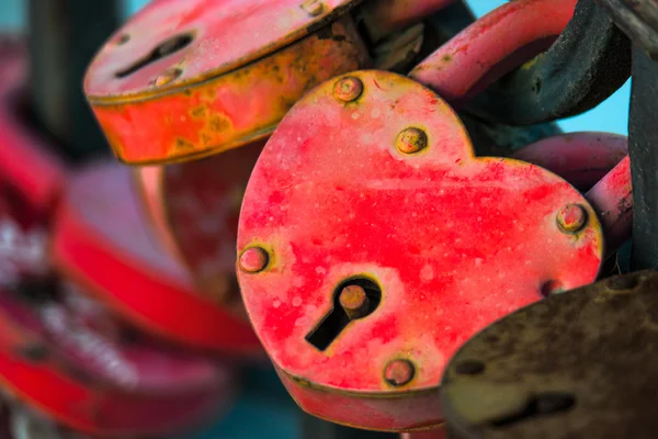 Δύο κλειδαριές της αγάπης. Λουκέτο με τη μορφή της καρδιάς ξεπερασμένο. Μακροεντολή — Φωτογραφία Αρχείου