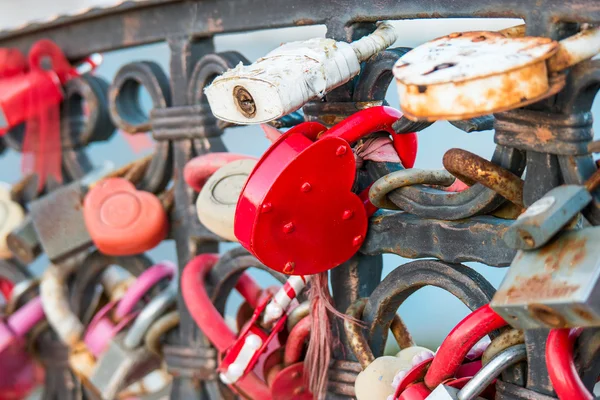 Red Love Fechaduras em forma de coração na ponte — Fotografia de Stock