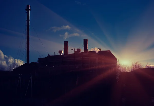 夕日の夜背景に発電所のシルエット — ストック写真