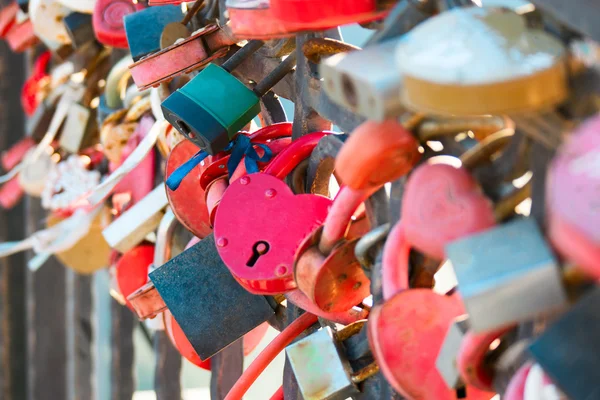 Muitos casamento amor símbolo cadeados acorrentados na ponte em Astrakhan Rússia — Fotografia de Stock