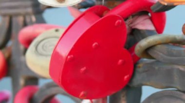 Köprüde zincirleme birçok evlilik aşk sembolü asma kilitler