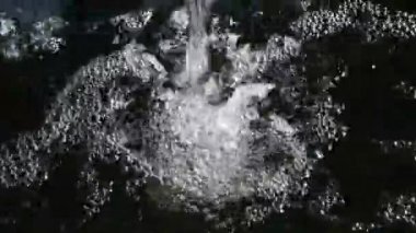 Kase ya da havuz dökülen su akışı. Küçük arificial şelale çalışma