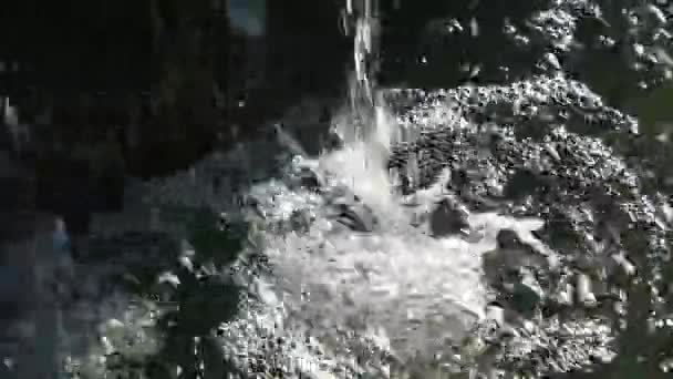 Kleine arificial waterval werk — Stockvideo