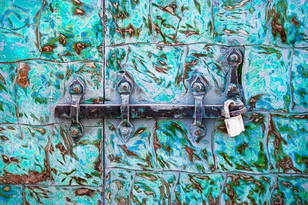 Fechadura de aço na porta de metal verde enferrujado — Fotografia de Stock