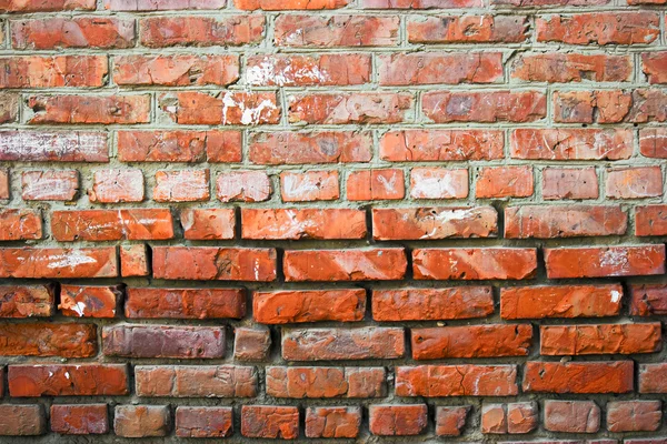 Oude bakstenen muur die helft verweerde — Stockfoto