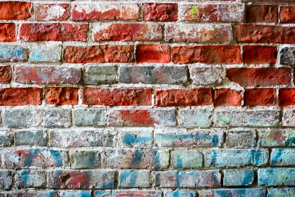 Mur de briques obsolètes moitié de briques rouges — Photo