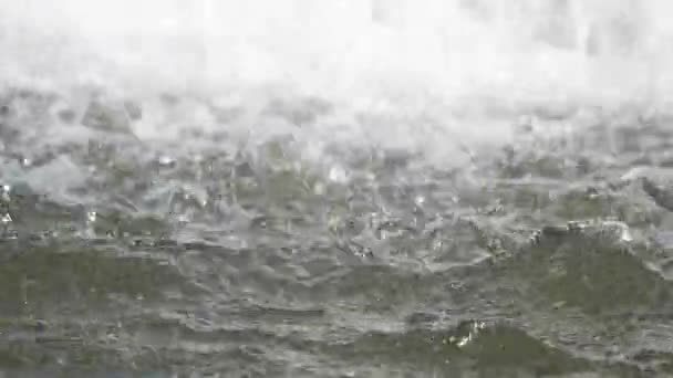 Fuente de agua cayendo con el primer plano en foco — Vídeos de Stock