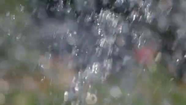 Wassertropfen fliegen durch die Luft. groß für Hintergrund. — Stockvideo