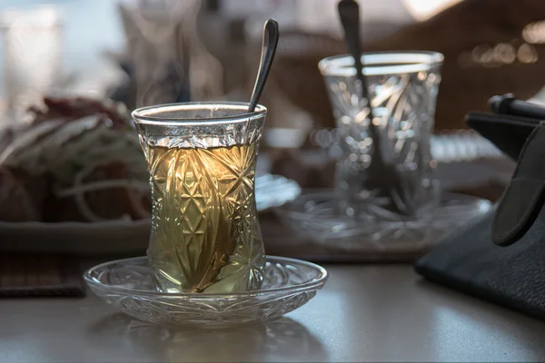背亮桌上的土耳其茶 — 图库照片