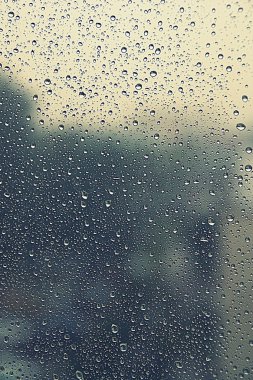 Pencereye yağmur damlaları