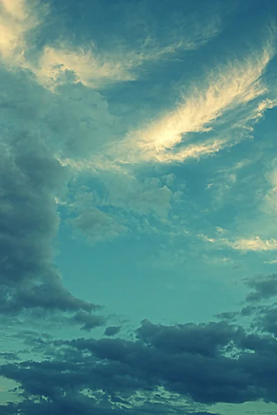 Schöner blauer Himmel mit Wolken — Stockfoto