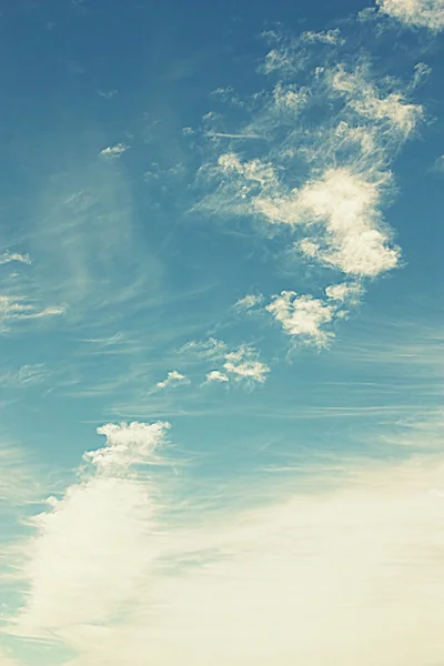 Όμορφο γαλάζιο ουρανό με σύννεφα — Φωτογραφία Αρχείου