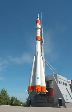 SAMARA, RUSSIA - 08 Mayıs 2012 tarihinde Samara 'da anıt olarak Soyuz roketi kullanıldı. Soyuz roketi dünyada kullanılan en etkili fırlatma aracıdır.