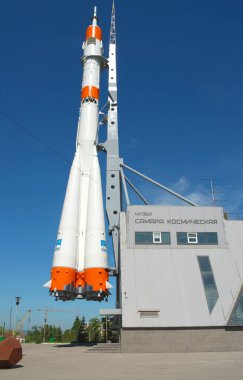 SAMARA, RUSSIA - 08 Mayıs 2012 tarihinde Samara 'da anıt olarak Soyuz roketi kullanıldı. Soyuz roketi dünyada kullanılan en etkili fırlatma aracıdır.