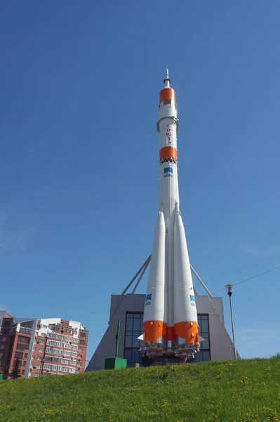 ロシア サマラ 2012年5月8日にサマラ市で記念碑としてソユーズロケット ソユーズロケットは 世界で使用されるロケットの効果的な救済策です — ストック写真