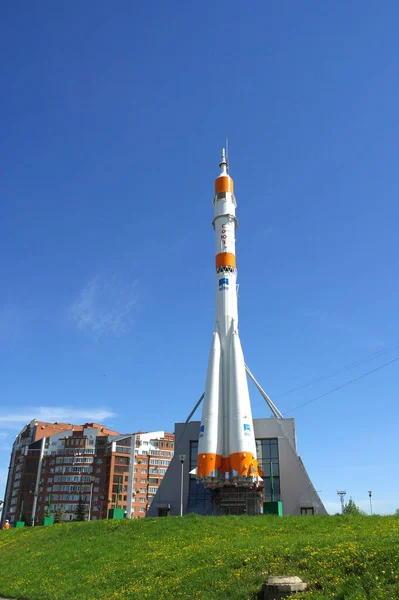 ロシア サマラ 2012年5月8日にサマラ市で記念碑としてソユーズロケット ソユーズロケットは 世界で使用されるロケットの効果的な救済策です — ストック写真