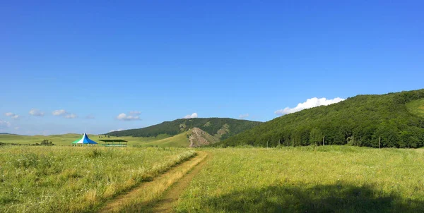 Vackert Sommarlandskap Med Lantlig Väg Till Berg — Stockfoto