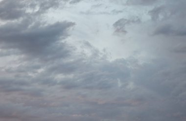 Bulutları ve havası olan güzel bir akşam göğü