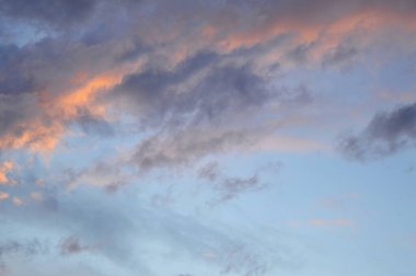 Bulutları ve havası olan güzel bir akşam göğü