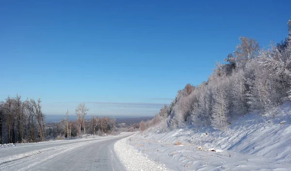 Winter Landscape Road Mountains Trees Frost Cover — 图库照片