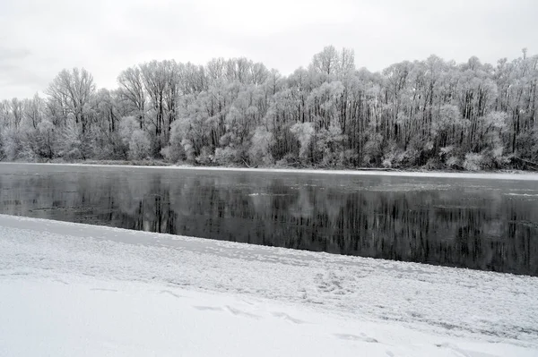 Vinterlandskap Med Flod Och Träd Frost Täcka — Stockfoto