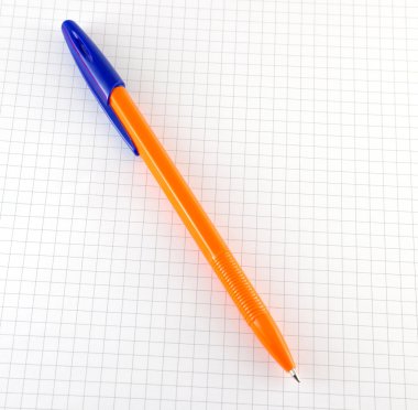 bir not defteri ekose desenli kağıt bir kalem