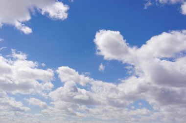 Bulutlu güzel mavi gökyüzü