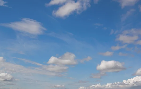 Prachtige blauwe lucht — Stockfoto