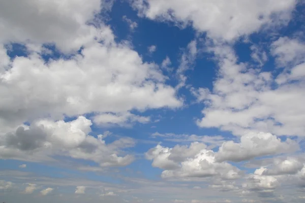 Mooie blauwe lucht met wolken — Stockfoto