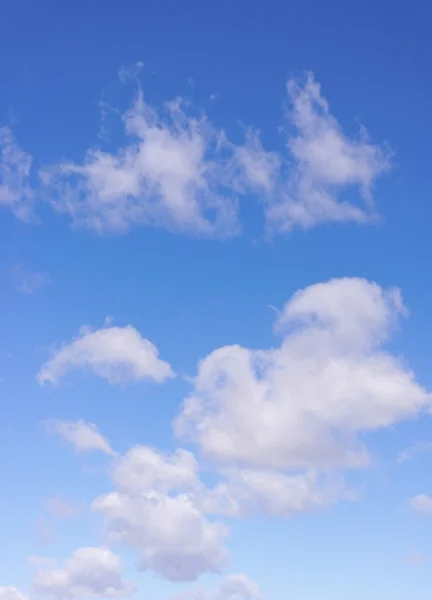 Hermoso cielo azul con nubes — Foto de Stock