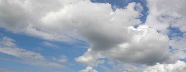 Mooie blauwe lucht met wolken — Stockfoto