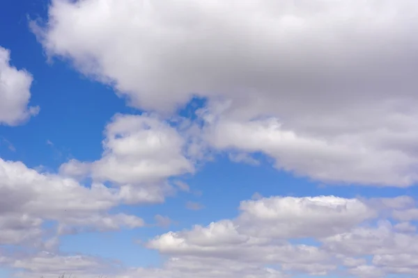 Mooie blauwe lucht met wolken — Stockfoto