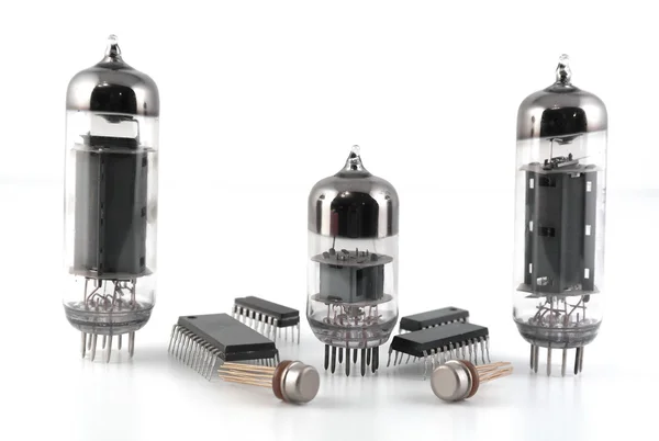 Vakum radyo tüpler ve yarı iletken cips