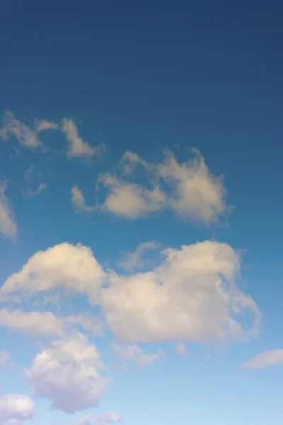 Céu azul bonito com nuvens — Fotografia de Stock